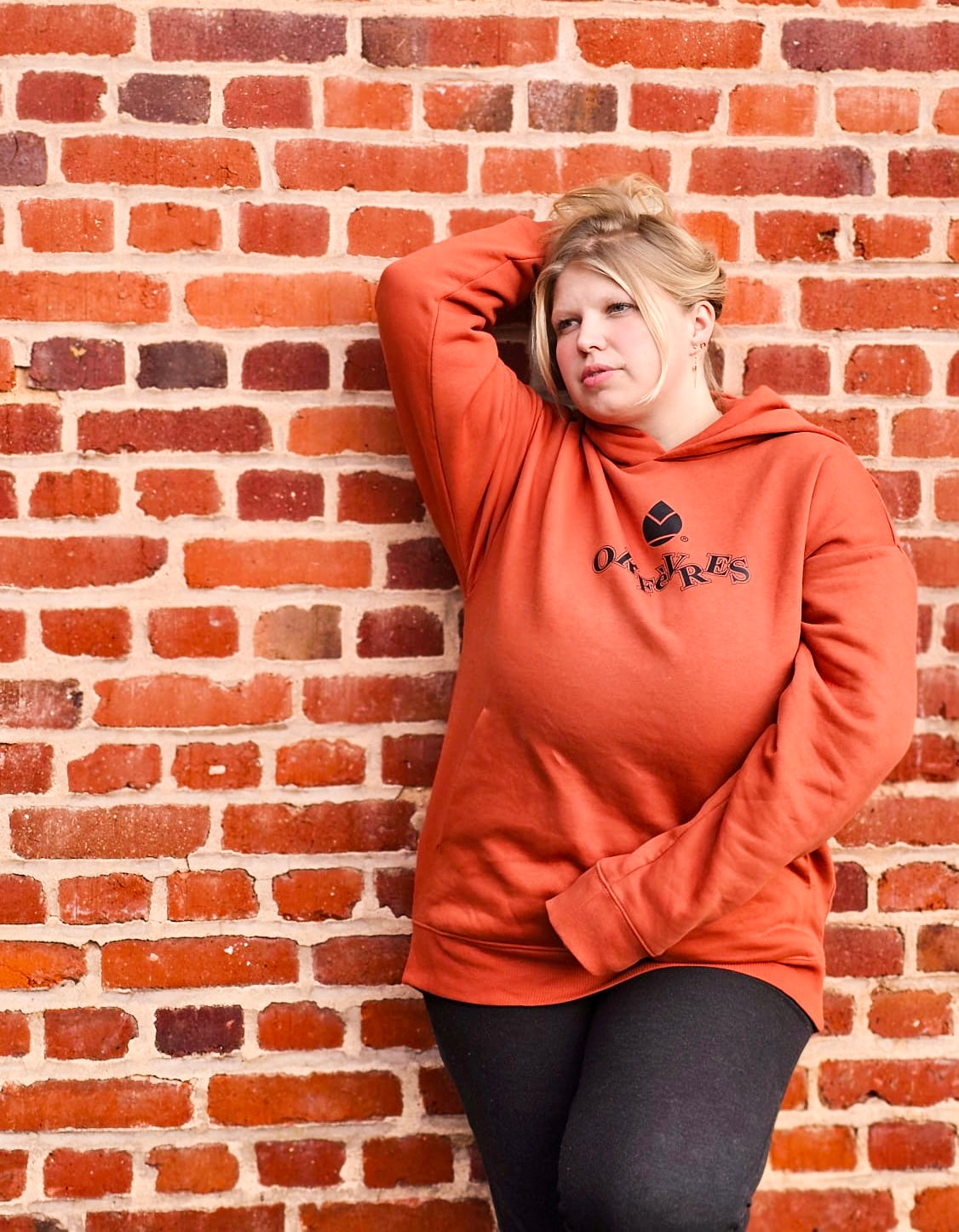 Sweat à capuche Unisexe Oversized Orfèvres North Fanny Original couleur orange.